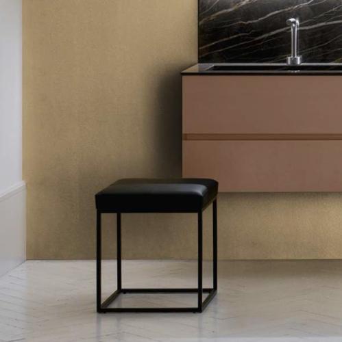 Табурет с подушкой из экокожи 40*40*h47, ножки - nero, сиденье - экокожа bianco | interior market Табурет с подушкой из экокожи 40*40*h47, ножки - nero, сиденье - экокожа bianco | interior market