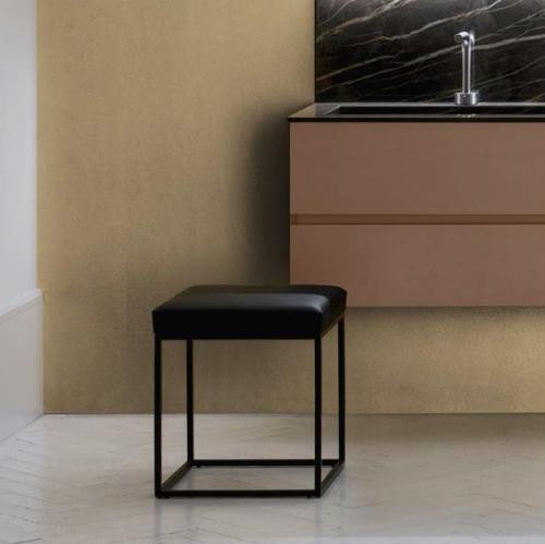 Табурет с подушкой из экокожи 40*40*h47, ножки - nero, сиденье - экокожа nero | interior market Табурет с подушкой из экокожи 40*40*h47, ножки - nero, сиденье - экокожа nero | interior market